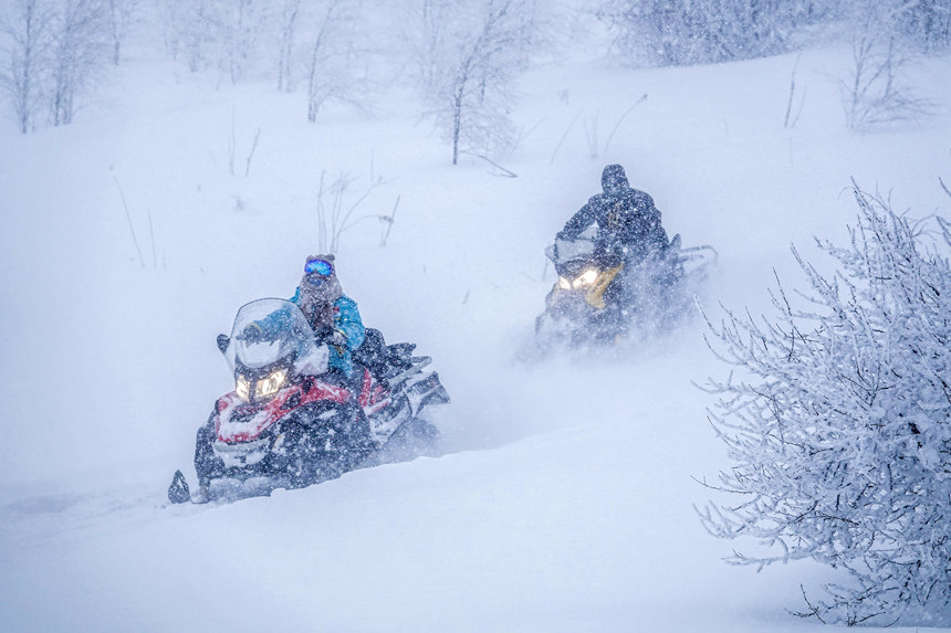 游客在景區體驗雪地摩托。呂昊俊攝