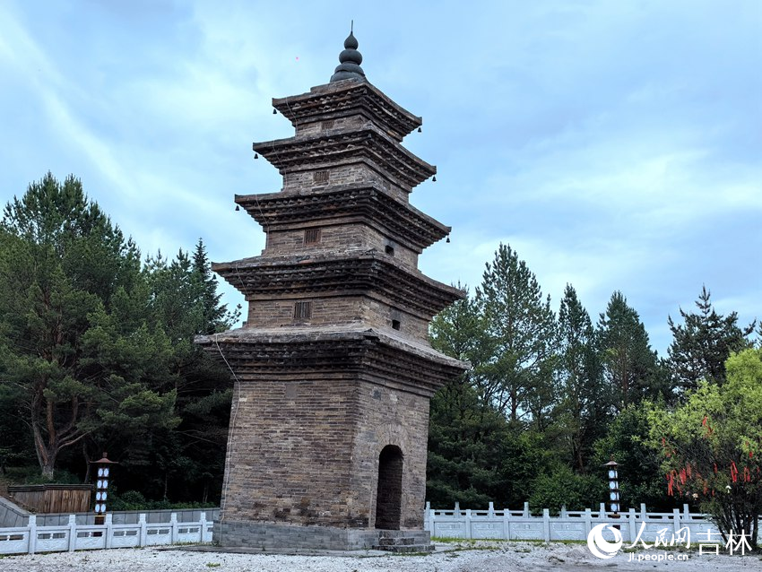 長白縣塔山公園靈光塔是東北唯一現存唐代渤海國地方政權建筑。人民網記者 王海躍攝