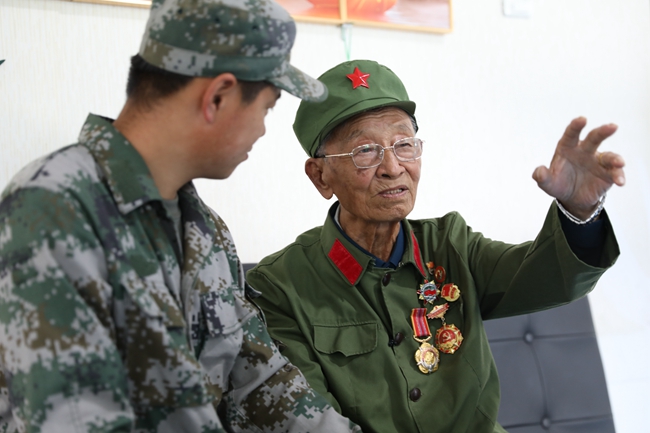 老兵王振余為青年人講述自己的戰斗經歷。